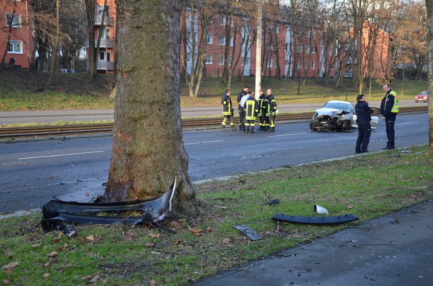 VU PKW Baum Koeln Muelheim Pfaelzischer Ring P044.JPG